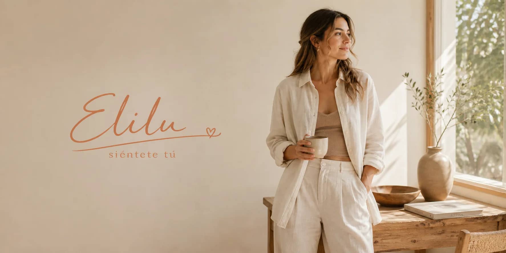 Mujer en lino blanco con taza, interior cálido con luz natural